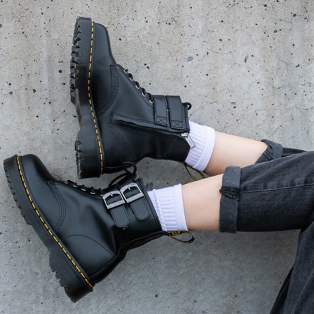 SIZE 7 doc martins